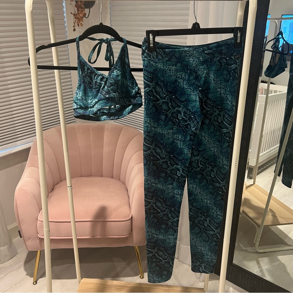Lici Fit blue snake print workout set size S top size M bottom